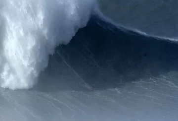 Rodrigo Koxa na fali w Nazare 