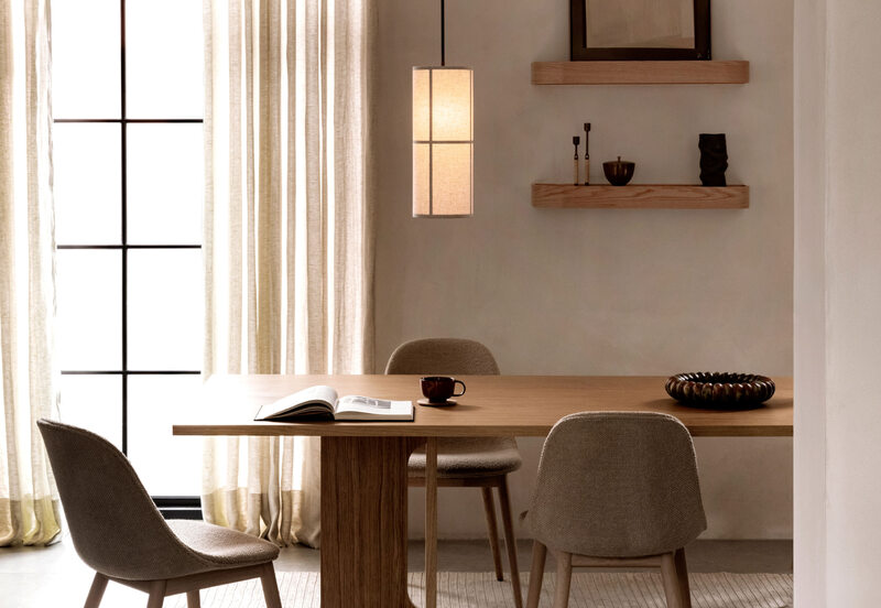 Drewniany stół do jadalni oświetlony lampą Hashira, projekt Norm Architects
