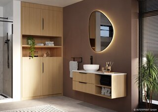 Spokojny i ponadczasowy dębowy dekor (Tailor Oak) i ściana w odcieniu ciepłego kakao dają poczucie harmonii i otulenia. Elegancji łazience dodają czarne, graficzne akcenty – armatura, uchwyty i akcesoria