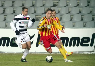 Korona Kielce - Jagiellonia Białystok 2:0. Łukasz Jamróz, strzelając dwa gole w debiucie, od razu wkupił się w łaski kibiców z Kielc (fot. PAP/Piotr Polak)