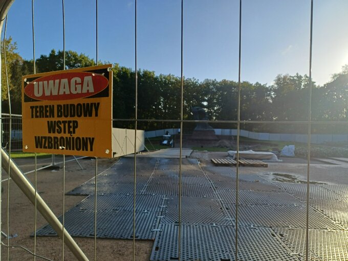 Łazienki Królewskie, w tle pomnik Fryderyka Chopina