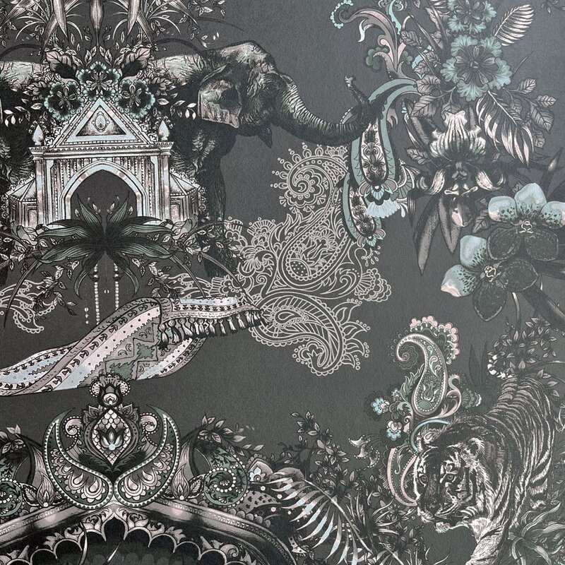 Tak wygląda wnętrzarski trend na&nbsp;2026 &ndash; wzorzysta tapeta w&nbsp;ciemnych kolorach