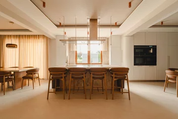 Naturalny kwarcyt Nacarado, czeczota i bejcowany dąb definiują charakter domu w Poznaniu zaprojektowanego przez Monikę Sosnowską-Nicer z pracowni Mon Interiors 