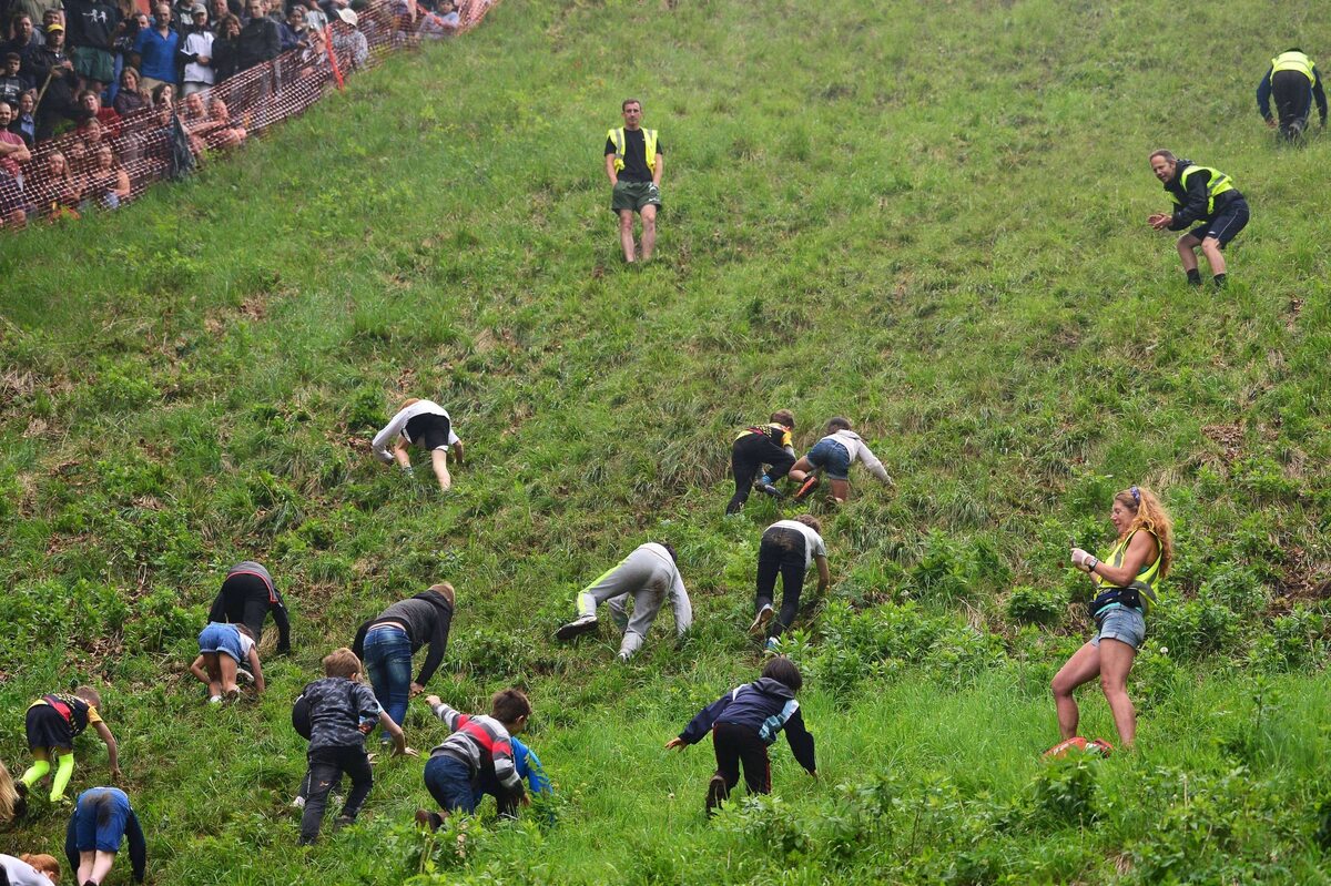 Zawody Cooper's Hill Cheese-Rolling and Wake w Gloucestershire 