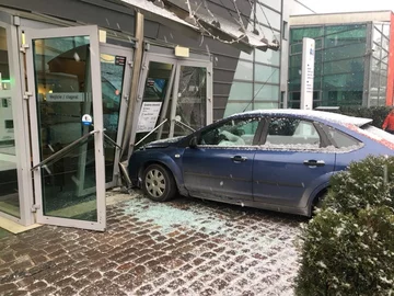 Samochód w drzwiach sopockiego Aquaparku 