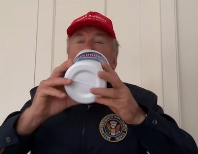 Miniatura: Baldwin parodiuje Trumpa i „pije”...