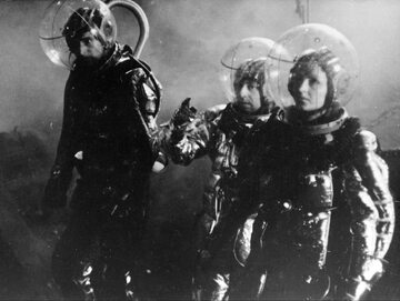 Kadr z filmu „Seksmisja” w reżyserii Juliusza Machulskiego, n/z od lewej: Olgierd Lukaszewicz, Jerzy Stuhr, Bożena Stryjkówna