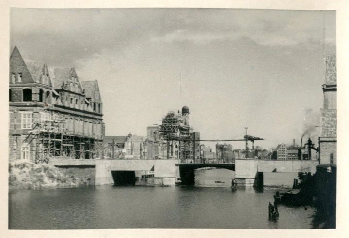 Ruiny budynków widoczne od strony Motławy (fot. mat. Muzeum II Wojny Światowej w Gdańsku)