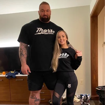 Hafþór Júlíus Björnsson i Kelsey Henson 