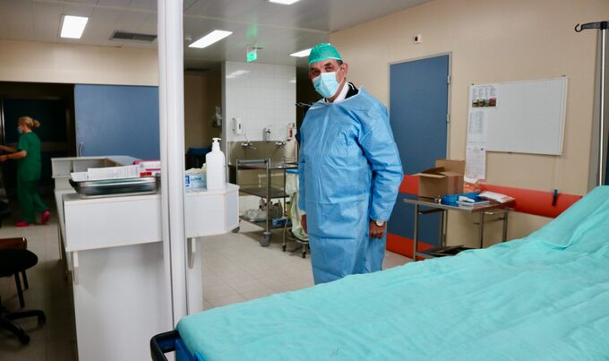 Dyrektor dr Sławomir Wysocki zwiedzający blok operacyjny w szpitalu na Syros