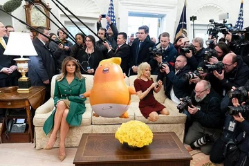 Przeróbka zdjęcia z Melanią Trump 