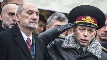 Antoni Macierewicz podczas pogrzebu poległych we wrześniu '39 żołnierzy z 49 Pułku Wołyńskiego 