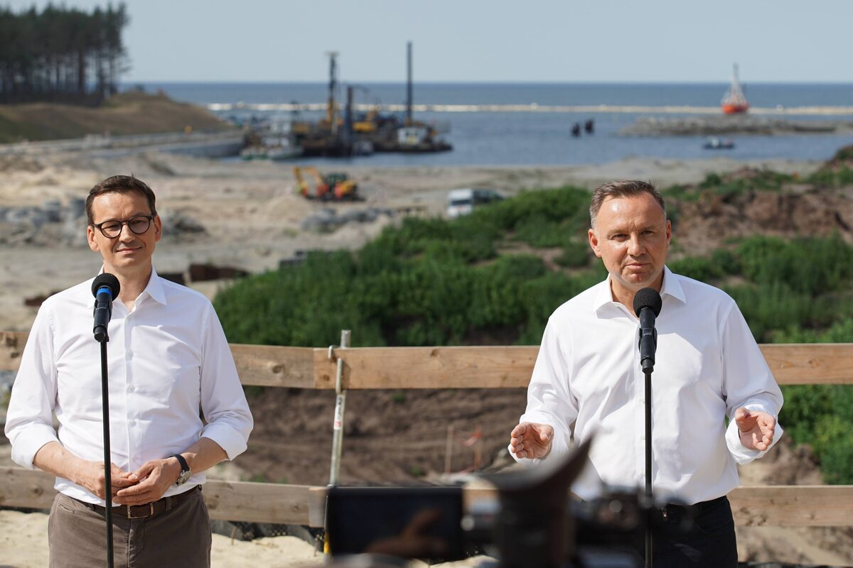 Andrzej Duda i Mateusz Morawiecki na budowie przekopu Mierzei Wiślanej 