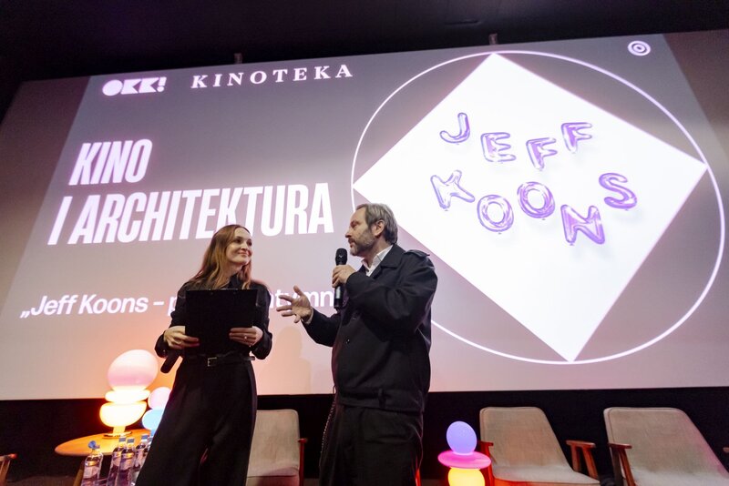 Projekcja filmu &bdquo;Jeff Koons &ndash; portret intymny&rdquo; w&nbsp;warszawskiej Kinoteka podczas spotkania z&nbsp;cyklu Kino i&nbsp;Architektura, wzbogaconego o&nbsp;dyskusję ekspercką oraz&nbsp;prezentację świetlnych rzeźb Michała Korchowca