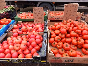 Ceny warzyw i owoc&oacute;w na targowisku. Klienci wolą kupować produkty bezpośrednio od rolnik&oacute;w