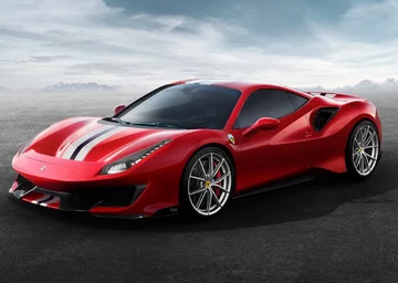 Ferrari 488 Pista Za fotelami kierowcy i pasażera mieści się silnik 3,9 o mocy 720 KM z turbodoładowaniem. To najmocniejsze V8 jakie kiedykolwiek zainstalowano w samochodzie z Maranello. Ma o 50 KM więcej niż model 488 GTB. 488 Pista rozpędza się do setki w czasie 2,85 s. 200 km/h osiąga po 7,6 s. Prędkość maksymalna to 340 km/h.