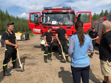 Księżniczka Wiktoria ze strażakami z Polski 