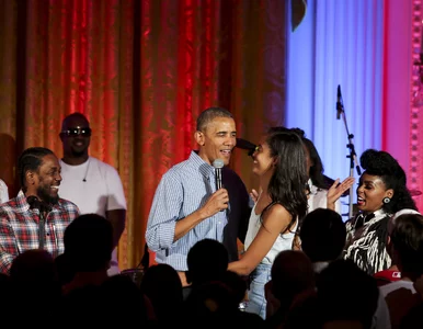 Miniatura: Prezydent USA śpiewa z okazji urodzin...