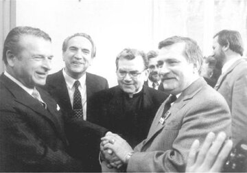 Kiszczak i&nbsp;Wałęsa. Za&nbsp;nimi widoczni Ryszard Reiff oraz&nbsp;ksiądz Alojzy Orszulik