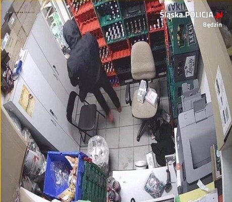 Miniatura: Dwóch mężczyzn pobiło ekspedientkę w...