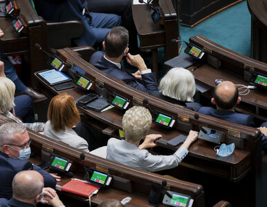 Miniatura: Sondaż: 6 ugrupowań w Sejmie. PiS wciąż...