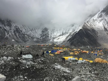 Pozostałości obozów w Drodze na Mount Everest 