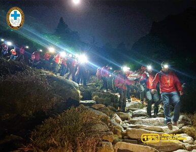 Miniatura: 21 ratowników ruszyło nocą w Tatry....