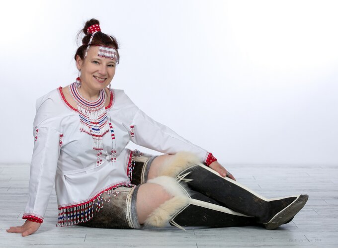 Kamila w&nbsp;stroju wschodniogrenlandzkim