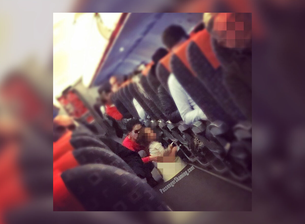 Dziwne zachowania i znaleziska w samolotach. Zdjęcie z profilu Passenger Shaming 