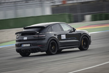Walter R&ouml;hrl testuje nowe Porsche