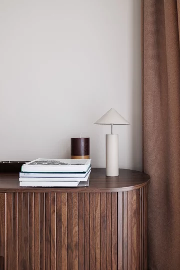 Ciepła kolorystyka, zabudowy na wymiar i inspiracje stylem mid-century modern tworzą wnętrze, które łączy ponadczasową estetykę z codzienną funkcjonalnością 