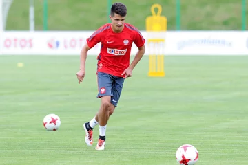 Bartosz Kapustka Data urodzenia: 23.12.1996 r.
Klub: Leicester City
Pozycja: Pomocnik
Numer: 19