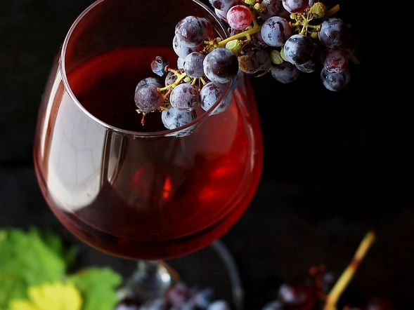 Domowe wino z&nbsp;winogron. Prosty przepis na&nbsp;smaczny trunek
