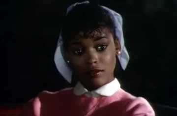 Ola Ray w teledysku do piosenki „Thriller” Michaela Jacksona 