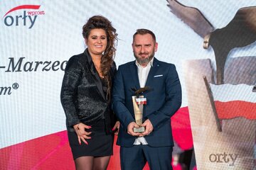Piotr Liroy &ndash; Marzec z&nbsp;HUBburger.com odbiera nagrodę Orły &bdquo;Wprost&rdquo;. Nagrodę wręczyła Marlena Wronkowska, dyrektor projekt&oacute;w biznesowych PMPG Polskie Media