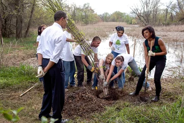 Przeróbka zdjęcia Baracka Obamy z żoną, nadzorujących sadzenie młodego drzewa 