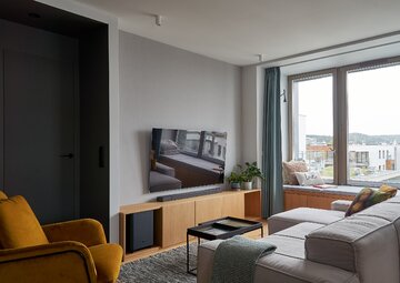 Na szerokim parapecie w&nbsp;mieszkaniu w&nbsp;bloku r&oacute;wnież można zaaranżować siedzisko, projekt:  Ministerstwo Spraw we&nbsp;Wnętrzach
