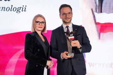 Waldemar Buda, minister rozwoju oraz&nbsp;wręczająca nagrodę Marzena Zielińska, prezes Capital Point