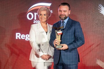 Grzegorz Dudała (z prawej) oraz&nbsp;wręczająca nagrodę Anna Wysocka, prezes Domikon