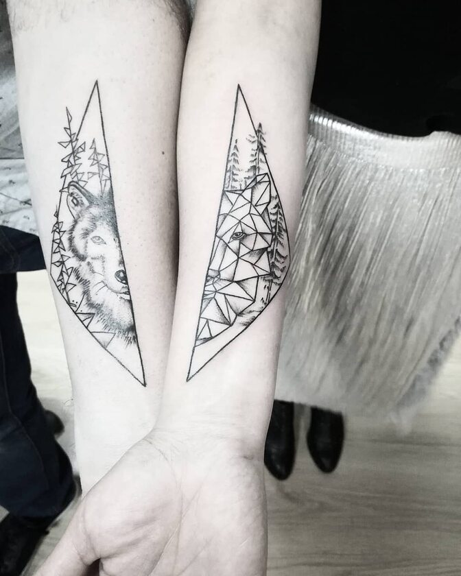 Pasujące tatuaże z wizerunkiem wilka. Zwróćcie uwagę na drzewa! 