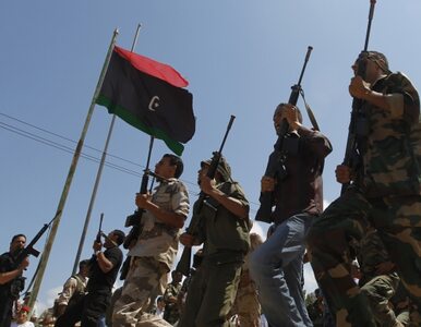 Miniatura: Wielka Brytania ubiera libijskich rebeliantów