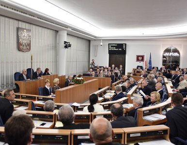 Miniatura: Senat poparł obniżenie uposażenia...