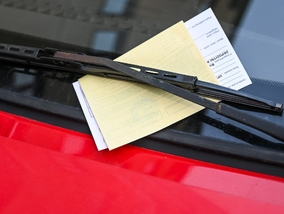 Oszuści wystawiają mandaty kierowcom. Masz taki za wycieraczką? Uważaj