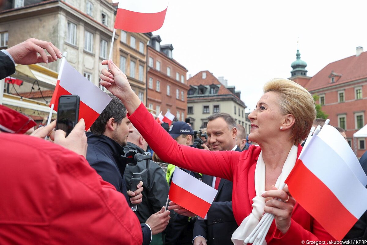 Para Prezydencka rozdawała na pl. Zamkowym w Warszawie flagi RP. 