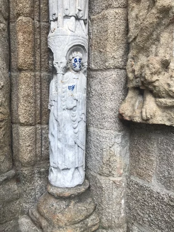 Zniszczona rzeźba w Santiago de Compostela 
