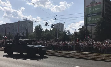 Na  defiladzie nie mogło zabraknąć pojazdów kołowych 