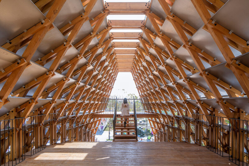 Drewniany most wygięty w łuk, projekt LUO studio