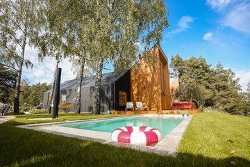 Kalbornia Lake & Pool House nad jeziorem Dąbrowa Wielka łączy architekturę otwartą na&nbsp;mazurski krajobraz z&nbsp;kolorowym wnętrzem zaprojektowanym przez Aleksandrę Sowę z&nbsp;ASID Studio