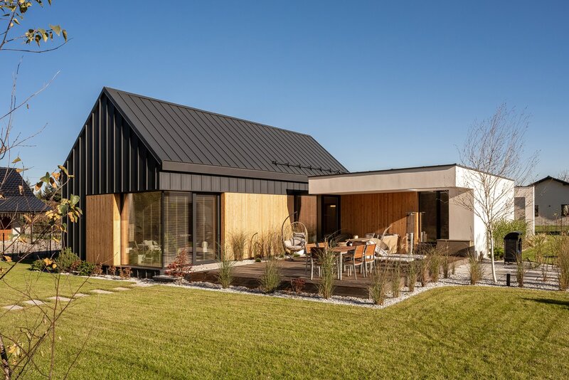 Atrium House, to prywatny azyl, w którym światło zostało podniesione do rangi głównego elementu kompozycyjnego, determinującego zarówno estetykę, jak i funkcjonalność. Projekt: pracownia MOKAA