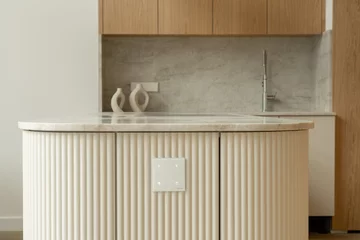 Apartament influencerki Pauliny Wojcińskiej na Powiślu – jasne wnętrze w stylu modern classic zaprojektowane przy współpracy z pracownią Decoroom 